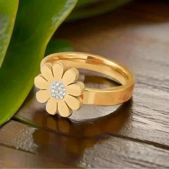 Golden Daisy Statement Ring Size 8 - Picture 2 of 6
